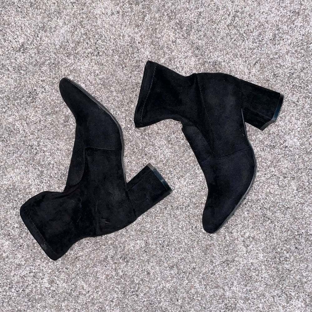 forever 21 black velvet boots with heel. Velvet